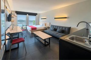 A kitchen or kitchenette at City Express by Marriott Tuxpan