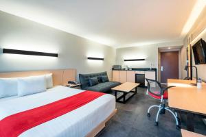 A television and/or entertainment centre at City Express by Marriott Tuxpan