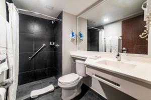 A bathroom at City Express by Marriott Tuxpan