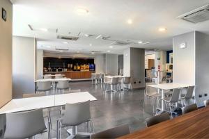 A restaurant or other place to eat at City Express by Marriott Tuxpan