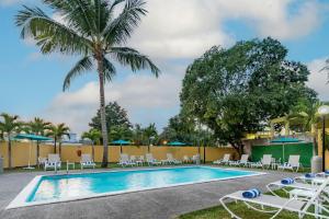 The swimming pool at or close to City Express by Marriott Tuxpan
