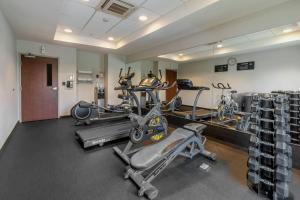 The fitness centre and/or fitness facilities at City Express by Marriott Tuxpan
