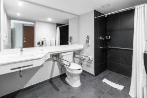 A bathroom at City Express by Marriott Tuxpan