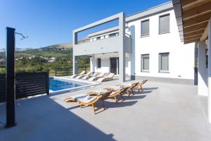 Piscina de la sau aproape de Family friendly house with a swimming pool Srinjine, Split - 23770