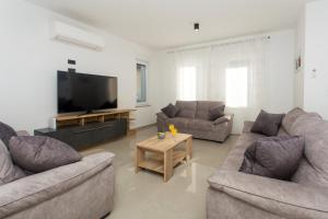 Un televizor și/sau centru de divertisment la Family friendly house with a swimming pool Srinjine, Split - 23770