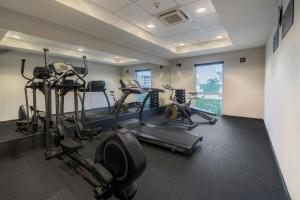 The fitness centre and/or fitness facilities at City Express by Marriott Tuxpan