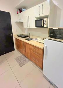 Η κουζίνα ή μικρή κουζίνα στο Matina Enclaves 2 Bedroom Unit +7 φωτογραφίες