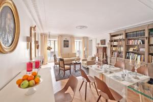 uma sala de jantar e sala de estar com mesa e cadeiras em My Home For You Luxury B&B Adults Only em Paris