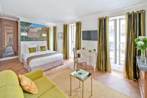 パリにあるMy Home For You Luxury B&B Adults Onlyのベッドとデスクが備わるホテルルームです。