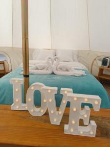 Postel nebo postele na pokoji v ubytování QuillaGlamping