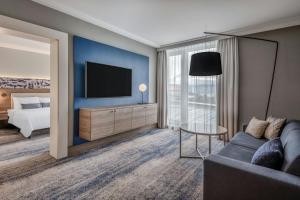 Televiisor ja/või meelelahutuskeskus majutusasutuses Courtyard by Marriott Linz
