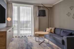 Televiisor ja/või meelelahutuskeskus majutusasutuses Courtyard by Marriott Linz