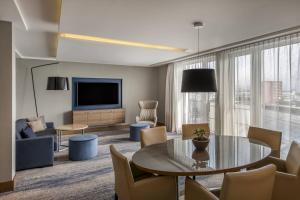 Televiisor ja/või meelelahutuskeskus majutusasutuses Courtyard by Marriott Linz