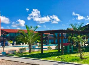 un resort con piscina e palme di Casa na praia dos carneiros em condomínio Village a Tamandaré