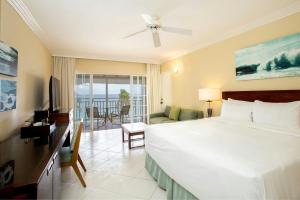 Cama ou camas em um quarto em Turtle Beach, a Tribute Portfolio All Inclusive Hotel