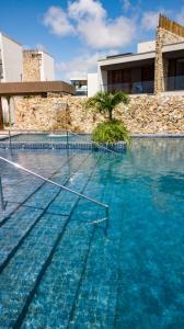 Bazén v ubytování Loft Charmoso com Rooftop no Vila das Dunas nebo v jeho okolí