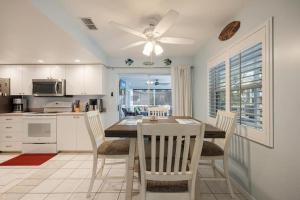 Kuhinja ili čajna kuhinja u objektu Calypso Cove of Cape Coral!