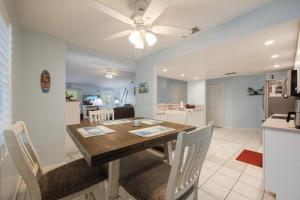 Kuhinja ili čajna kuhinja u objektu Calypso Cove of Cape Coral!