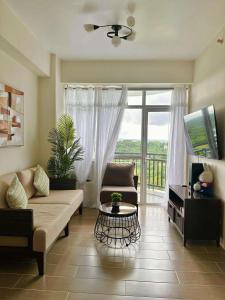 un soggiorno con un divano e un tavolo di Lily Nest De Boracay a Boracay