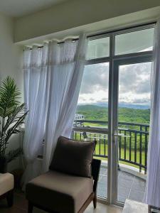 un soggiorno con sedia e una grande finestra di Lily Nest De Boracay a Boracay Altre 11 foto