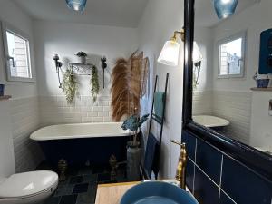 un bagno con vasca, WC e lavandino di Charmante Maison 2 Chambres, Jardin et WIFI à La Roche-Posay - FR-1-541-158 a La Roche-Posay