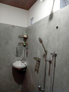 Bilik mandi di Araliya Villa +6 gambar
