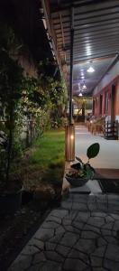 Taman di luar Araliya Villa