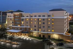 una representación de un edificio de hotel por la noche en Courtyard by Marriott Newark Elizabeth, en Elizabeth