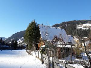 Vista generica sulle montagne o vista sulle montagne dall'interno della casa vacanze
