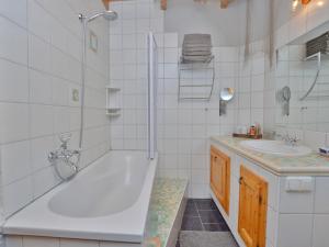 Koupelna v ubytování Chalet in Einach near Ski Slopes + 32 fotografií