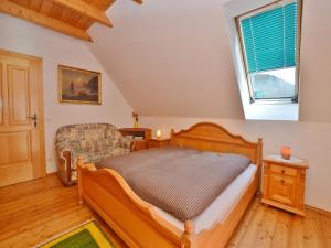 Postel nebo postele na pokoji v ubytování Chalet in Einach near Ski Slopes