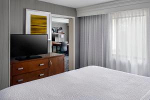 Ένα ή περισσότερα κρεβάτια σε δωμάτιο στο Courtyard by Marriott Paramus