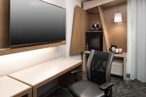Courtyard by Marriott Hilton Head Island的电视和/或娱乐中心