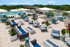 Courtyard by Marriott Hilton Head Island内部或周边的泳池