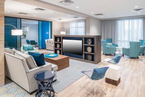 Courtyard by Marriott Hilton Head Island的电视和/或娱乐中心