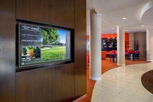 Μια τηλεόραση ή/και κέντρο ψυχαγωγίας στο Courtyard by Marriott Paramus