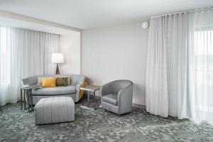Courtyard by Marriott Hilton Head Island的休息区