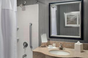 Ένα μπάνιο στο Courtyard by Marriott Paramus