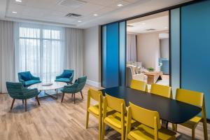 Courtyard by Marriott Hilton Head Island的休息区