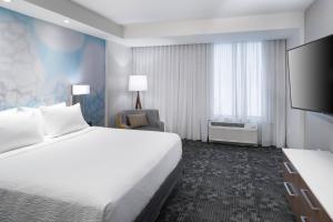 Courtyard by Marriott Hilton Head Island客房内的一张或多张床位