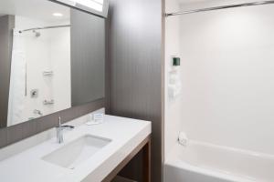 Courtyard by Marriott Hilton Head Island的一间浴室