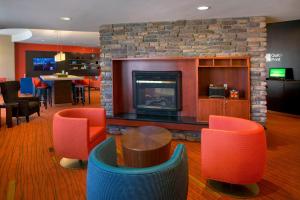 TV a/nebo společenská místnost v ubytování Courtyard by Marriott Paramus