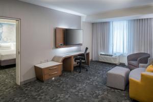 Courtyard by Marriott Hilton Head Island的电视和/或娱乐中心