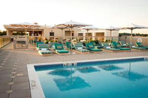 Courtyard by Marriott Hilton Head Island内部或周边的泳池