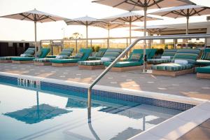 Courtyard by Marriott Hilton Head Island内部或周边的泳池