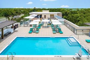 Courtyard by Marriott Hilton Head Island内部或周边的泳池