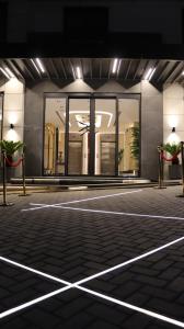 un parking vide devant un immeuble la nuit dans l'établissement Coral Beach Hotel & Spa, à Aqaba 80 autres photos