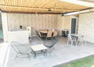 un patio con mesa, sillas, mesa y sillas en Villas ARVEM 1, en La Sabana