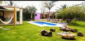 un patio trasero con una hamaca y una piscina en Villas ARVEM 1, en La Sabana