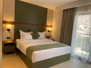 Postel nebo postele na pokoji v ubytování Coral Beach Hotel & Spa